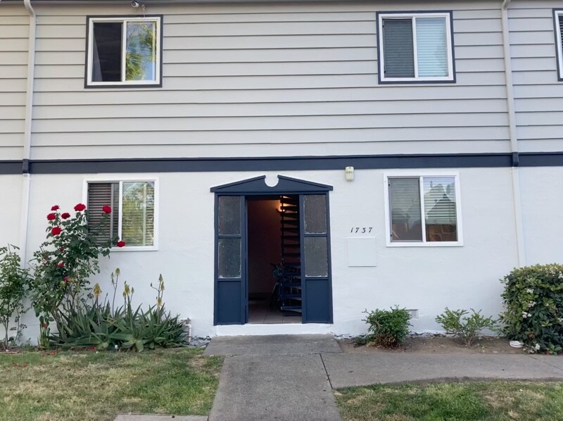 Primary Photo - 1737 Ross Cir