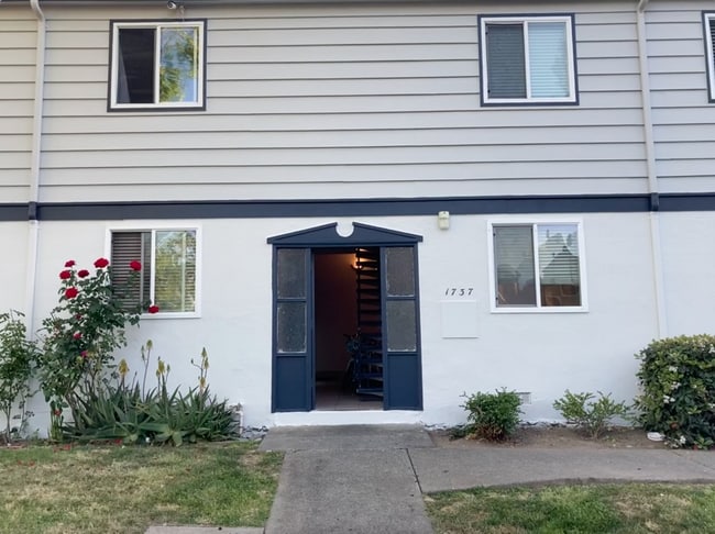 Building Photo - 1737 Ross Cir