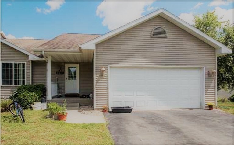 Primary Photo - Huge 3BR/3ba Duplex on West Side of Eau Cl...