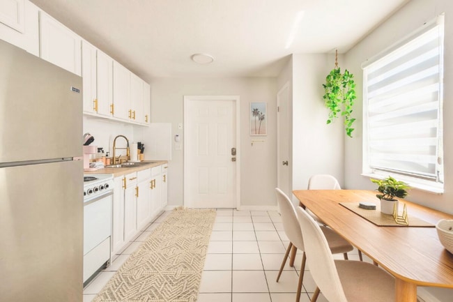 Foto del edificio - 2039 Monroe Ave