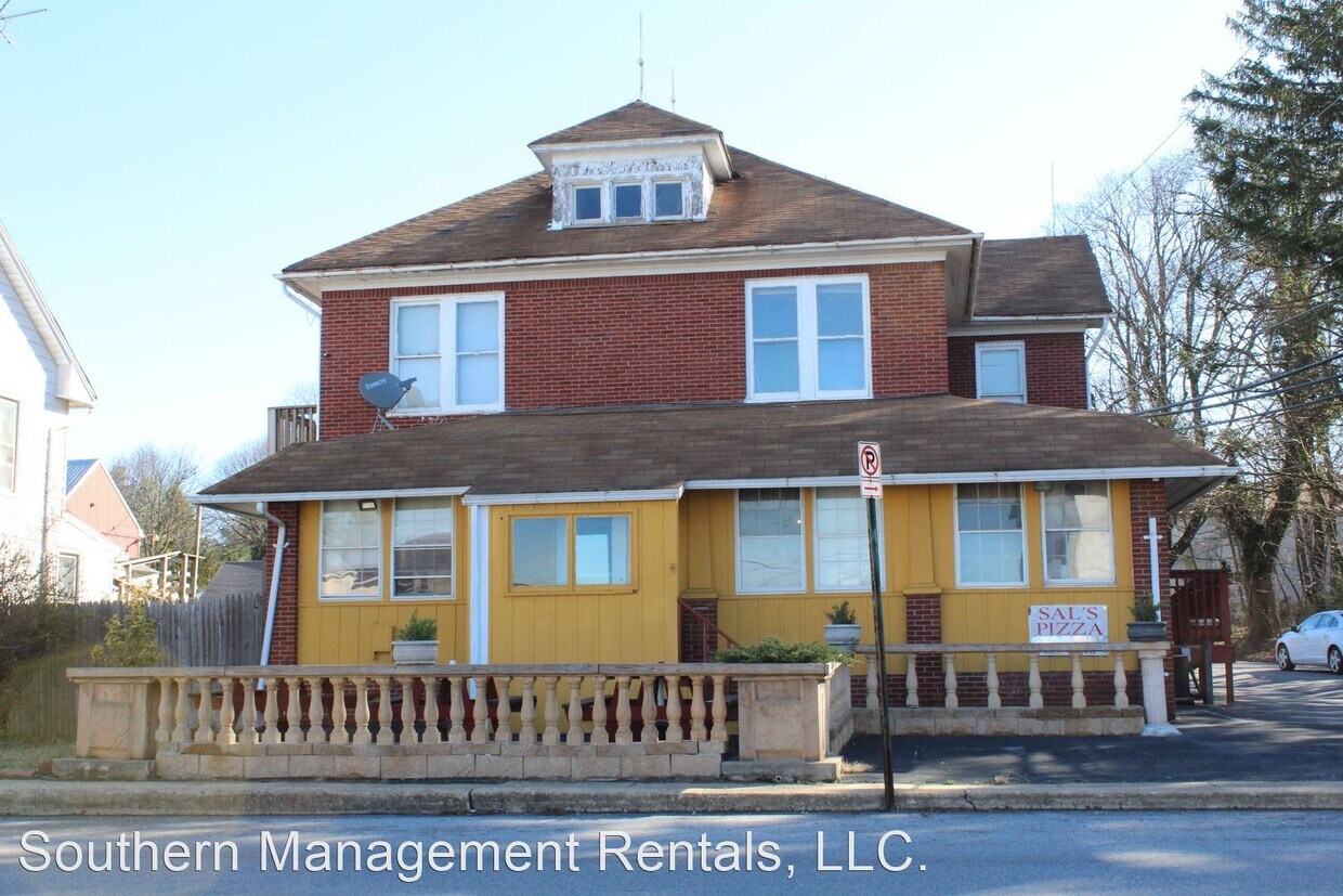 Foto principal - 2 br, 1 bath House - 437 S. Main Street 2n...