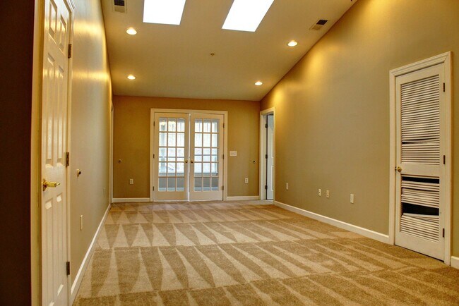 Building Photo - Available August 3, 2024! Beautiful 3 Bedr...