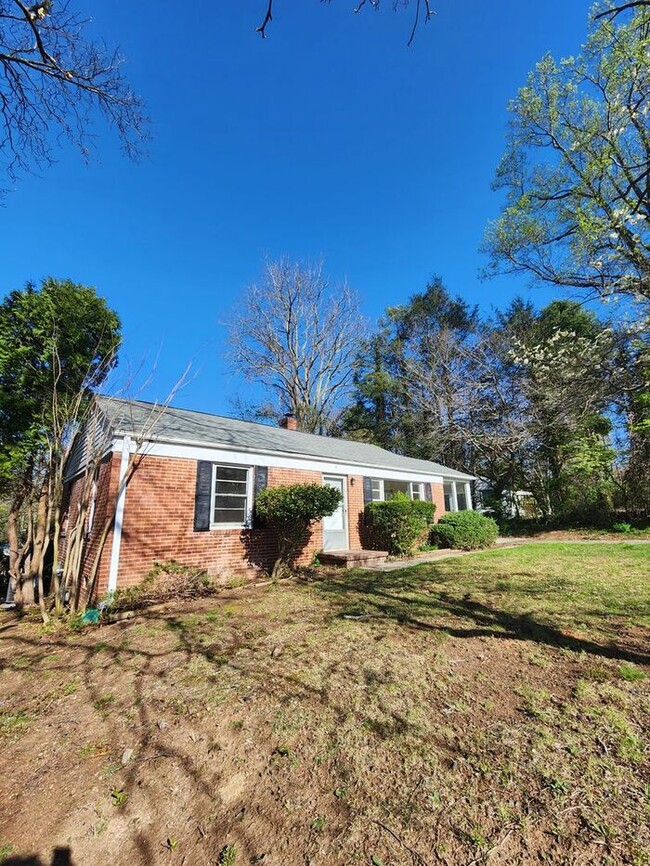 Building Photo - Asheville Rental!