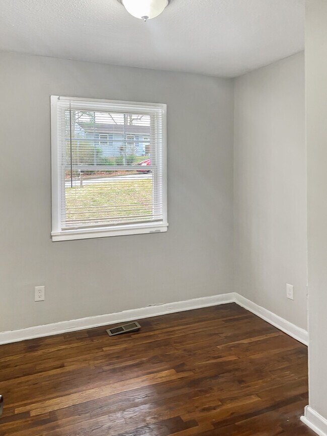 Building Photo - 3565 Fairlane Dr NW