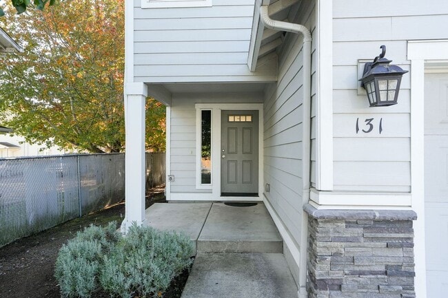 Building Photo - MOVE IN SPECIAL: HALF OFF FIRST MONTH'S RE...