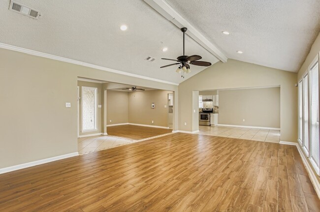 Foto del edificio - 15710 Sandy Hill Dr