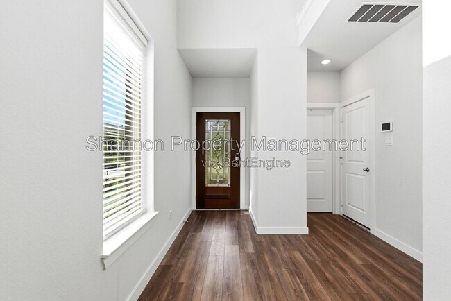 Foto del edificio - 8017 Whisper Grove Dr