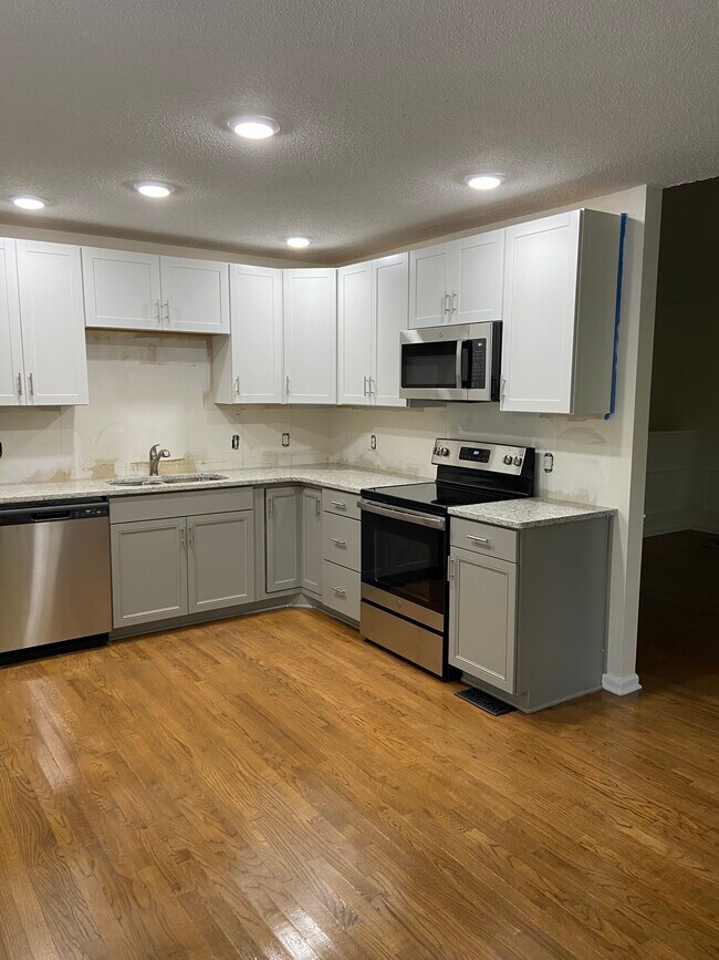 Building Photo - 9025 Pine Tree Cir