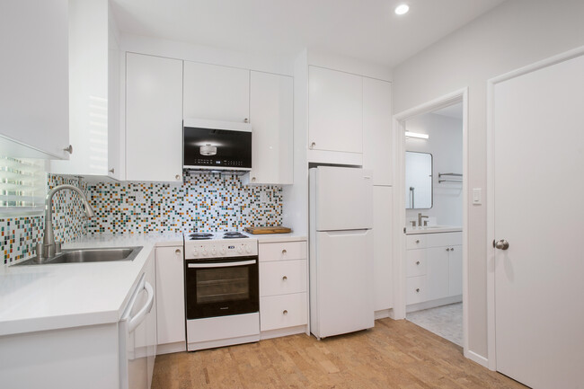 Kitchen - 6042 La Canada Cir