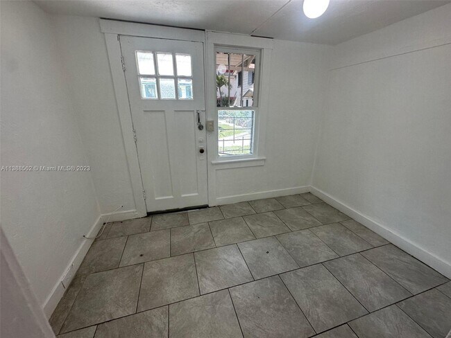 Foto del edificio - 225 NE 56th St