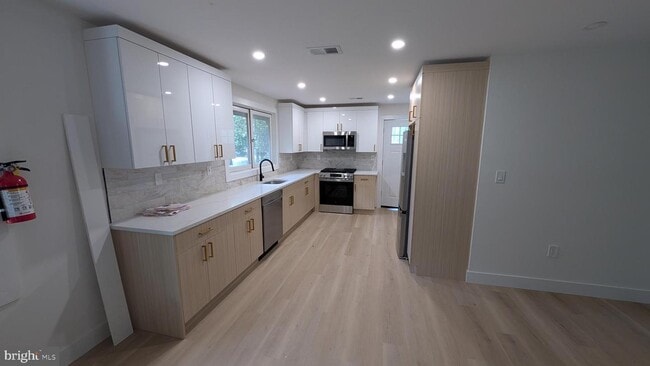 Building Photo - 555 Bilper Ave