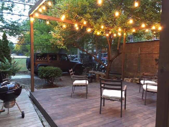 Building Photo - 822 N Wood St