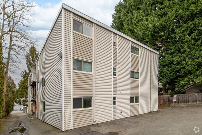 Building Photo - 2711 NE 115th St