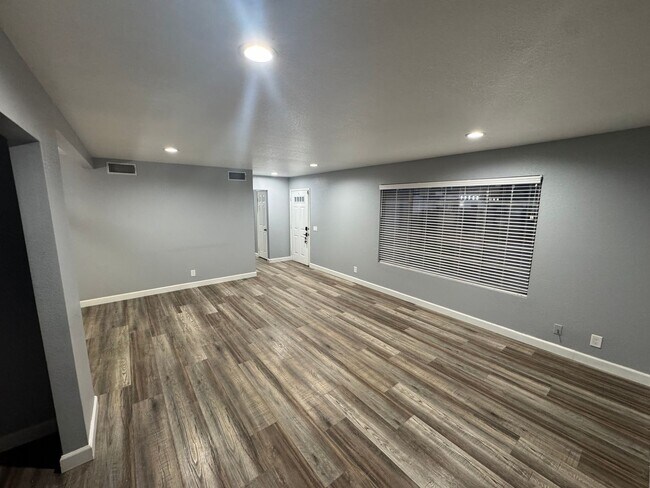 Foto del edificio - Spacious 3 Bedroom Home