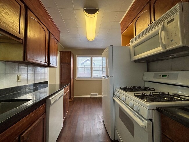 Building Photo - Phenomenal 2 Bedroom House in St. Paul Nei...