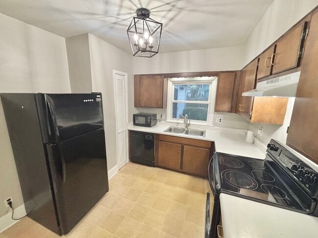 Building Photo - Spacious 3bd House | Driveway | Sunroom