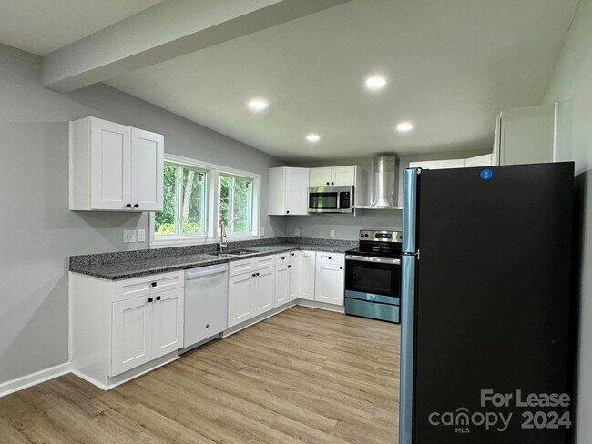 Building Photo - 1718 2nd Ave SW