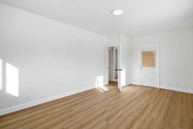 Foto del edificio - 6325 Woodsdale Dr