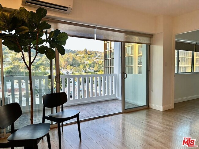 Foto del edificio - 999 N Doheny Dr