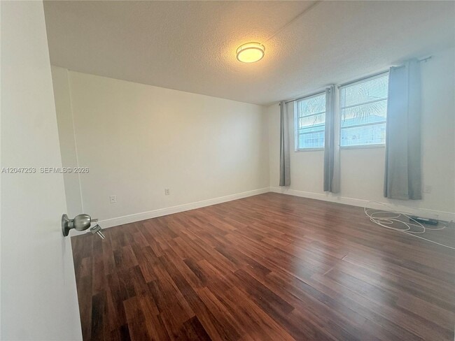 Foto del edificio - 3849 NE 169th St