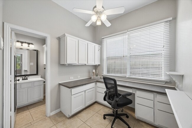 Building Photo - 1125 Shady Knoll Ln