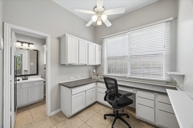 Foto del edificio - 1125 Shady Knoll Ln