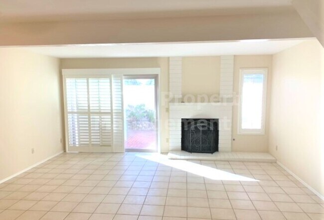 Foto del edificio - ***Charming 2 bed / 2 bath Townhome in Coastal Carlsbad - Available 04/15***