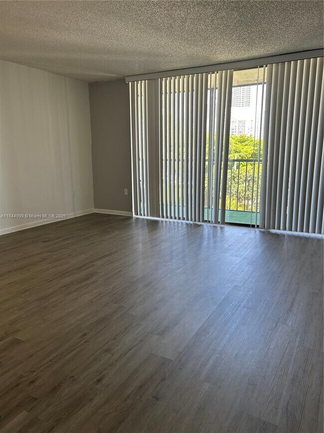 Foto del edificio - 17600 N Bay Rd
