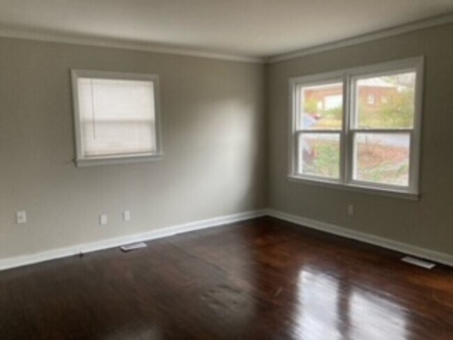 Building Photo - Must see ranch style 3Bdr 1 Bath home. It's located off Hovis Rd.