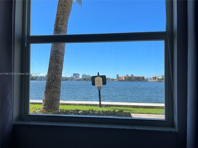 Foto del edificio - 17100 N Bay Rd