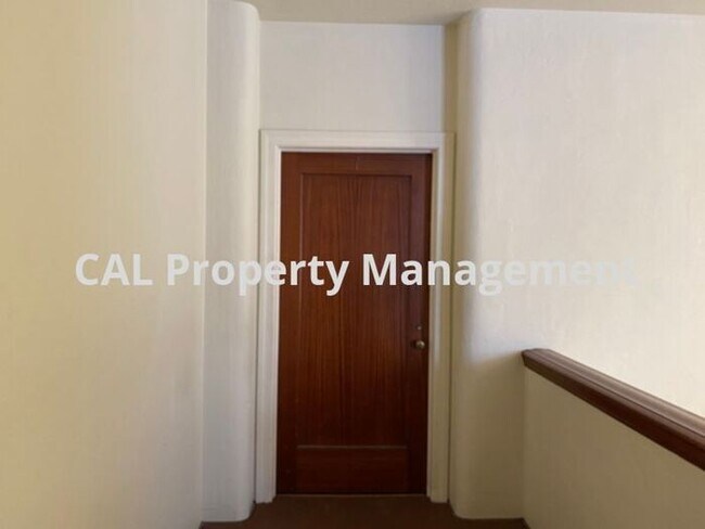 Building Photo - Upper level 1-bedroom apartment near downt...