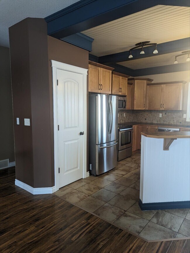 Photo du bâtiment - 5 Bed 3 Bath Unit in Lacombe, AB