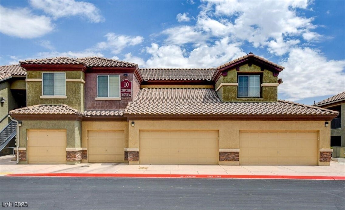 Foto principal - 6868 Sky Pointe Dr