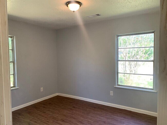 Building Photo - 5431 Willow Glen Dr