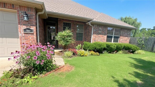 Building Photo - 402 SW Arch St