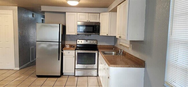Foto del edificio - 9809 N Jasmine Ave