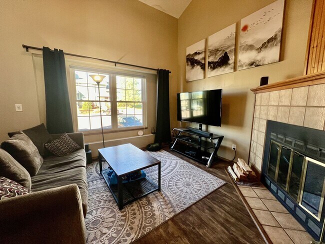 Building Photo - Beautiful townhome available in D20 Briargate!