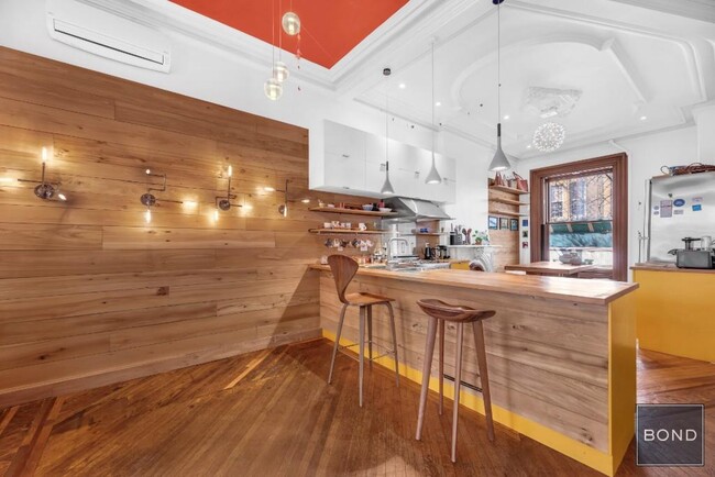 Building Photo - Stunning 11 Room Historic Brownstone 4 BR ...