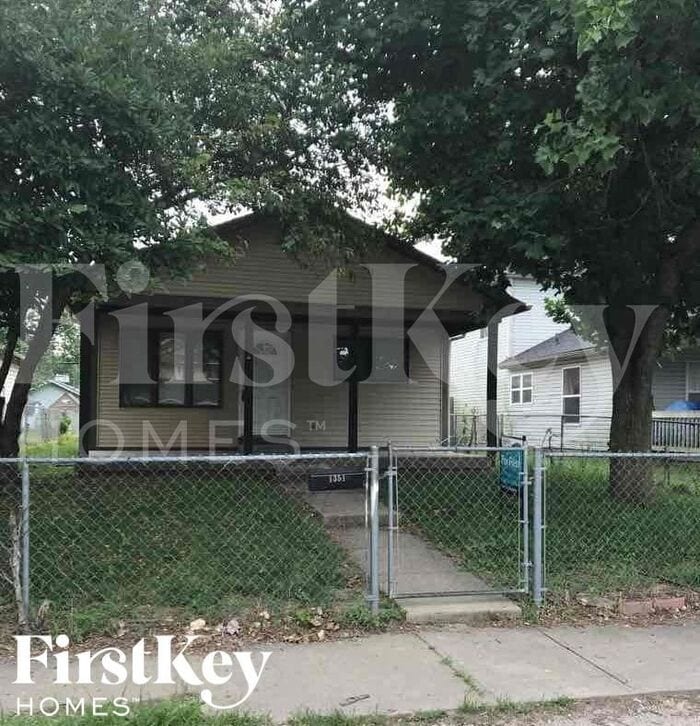 Primary Photo - 1351 S Pershing Ave
