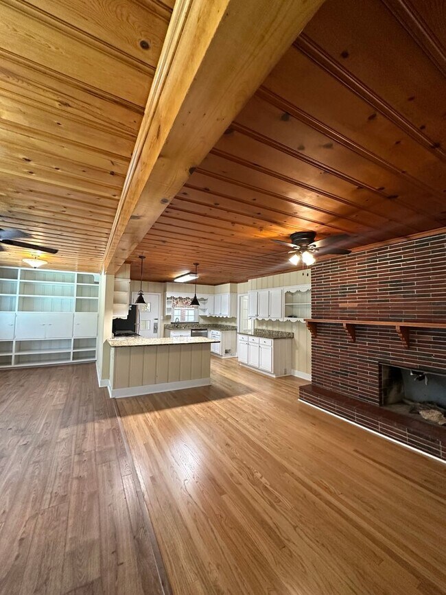 Building Photo - 3 Bedroom Ranch in Gainesville!