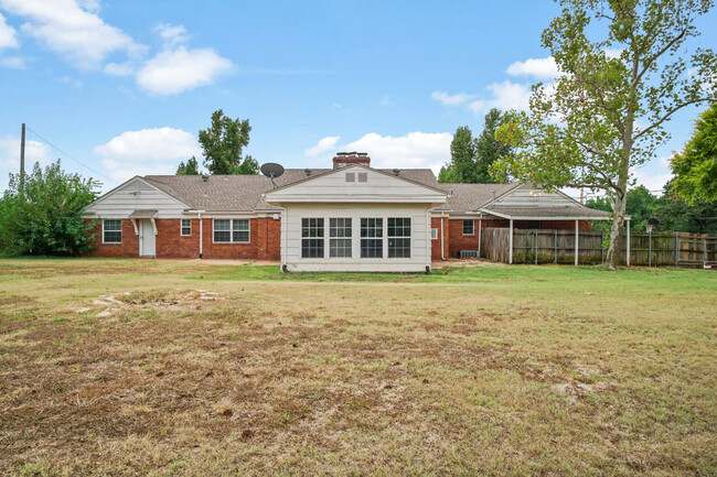 Building Photo - 3317 E Maxwell Dr