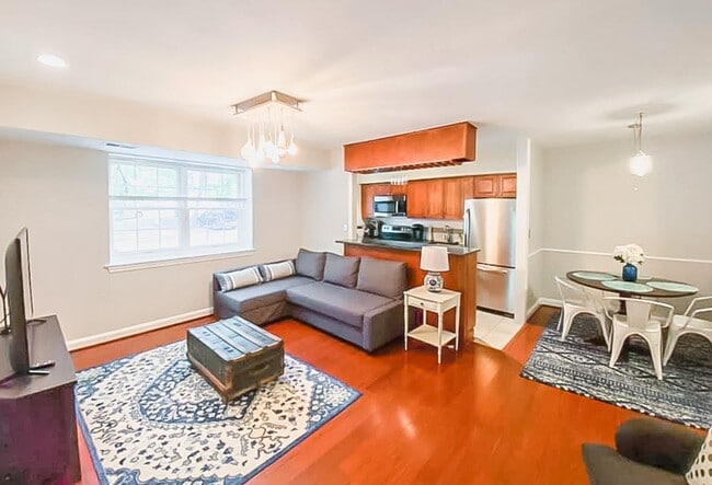 Building Photo - Tastefully Renovated 2 Bedroom 1 Bathroom ...