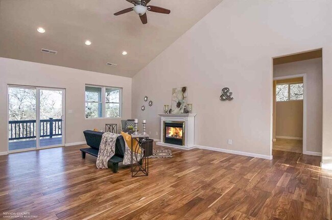 Foto del edificio - 3 bedroom, 2 bath home plus large loft in ...