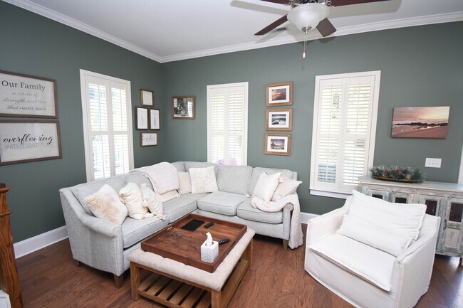 Foto del edificio - 846 Rosa Cir