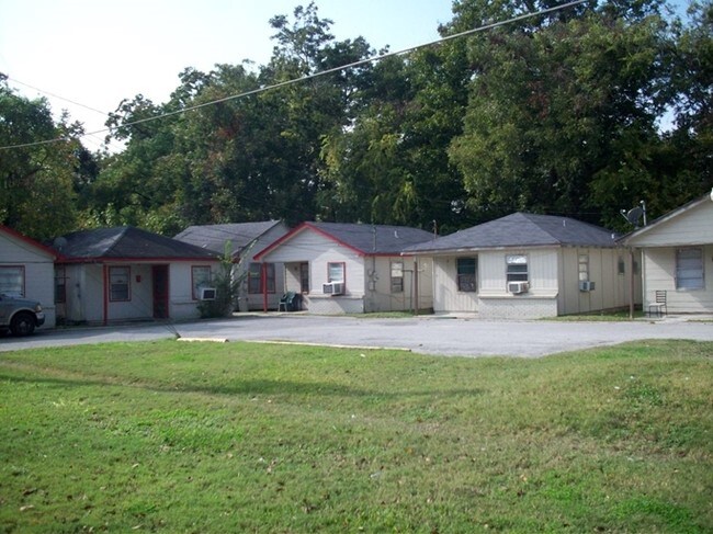 Building Photo - Lavender Oaks
