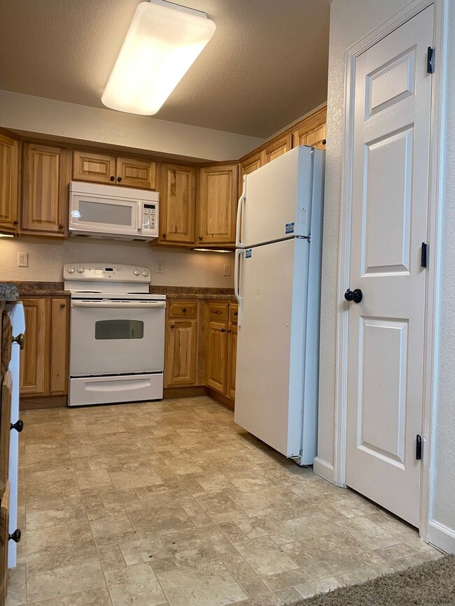 Building Photo - 2 Bedroom 1 Bath Lower Level Unit in Villa...