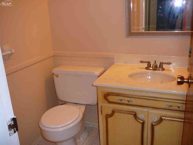 Building Photo - 1121 River Forest Dr