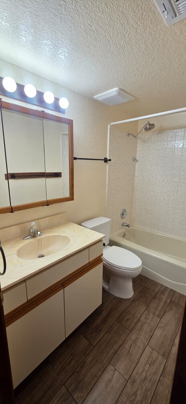 Foto del edificio - 1041 N Mesa Dr