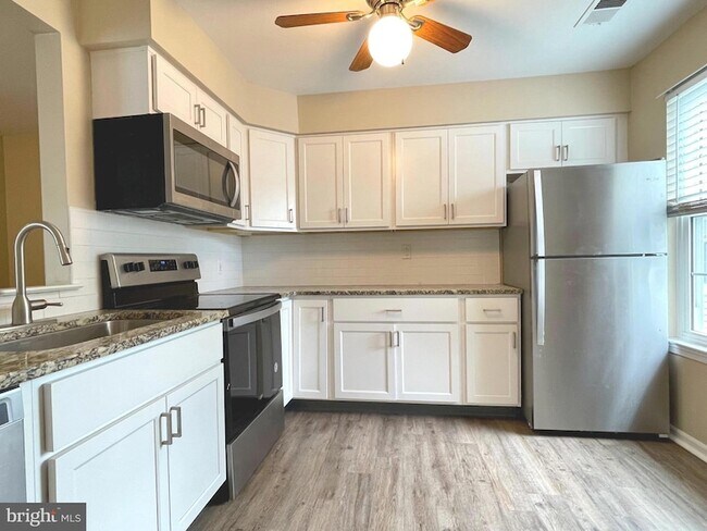 Building Photo - 1104 Mews Dr