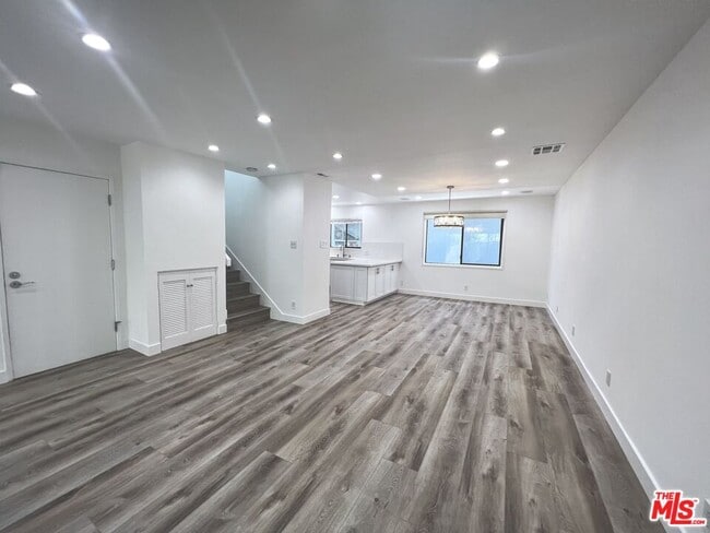 Building Photo - 1226 Kings Rd